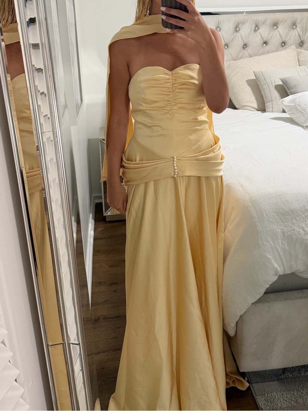 Elegant Strapless Satin Evening Gown in Pale Yellow